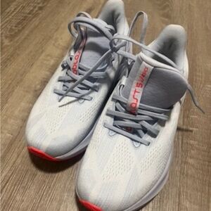 Women’s ASICS DYNABLAST 5 size 9